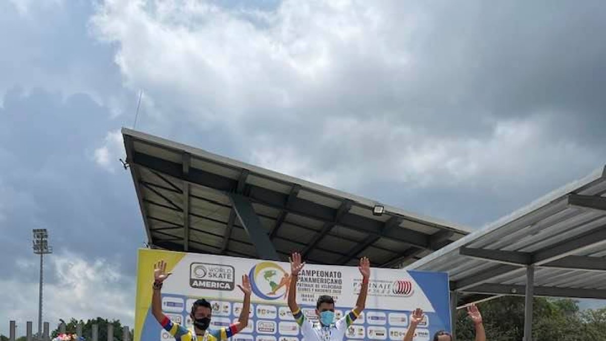 El patinador ecuatoriano (i) fue plata en los 10.000 puntos más eliminación sénior .