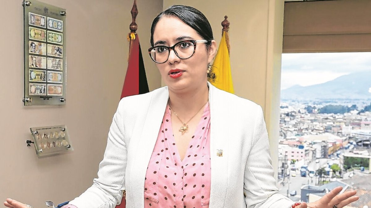 La funcionaria es economista por la Pontificia Universidad Católica del Ecuador y tiene una maestría en Economía Aplicada por la Universidad Autónoma de Barcelona.