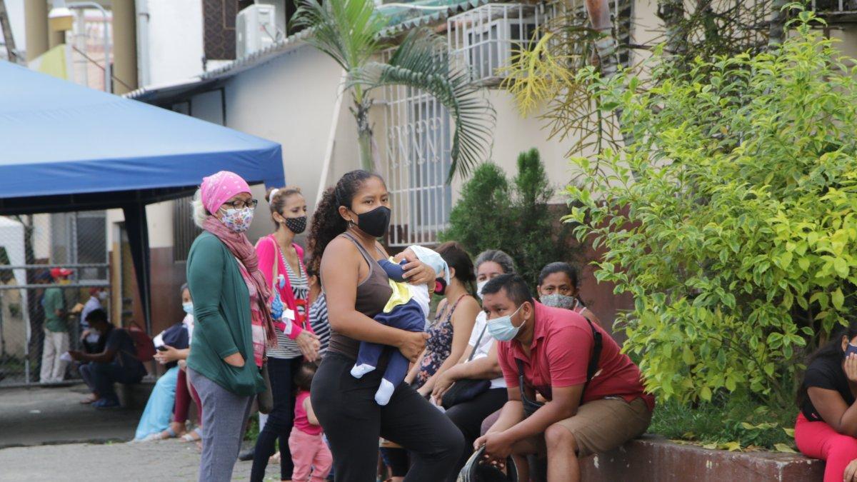 Dispensario. La mirada de los padres muestra su preocupación por no encontrar la vacuna para sus hijos.