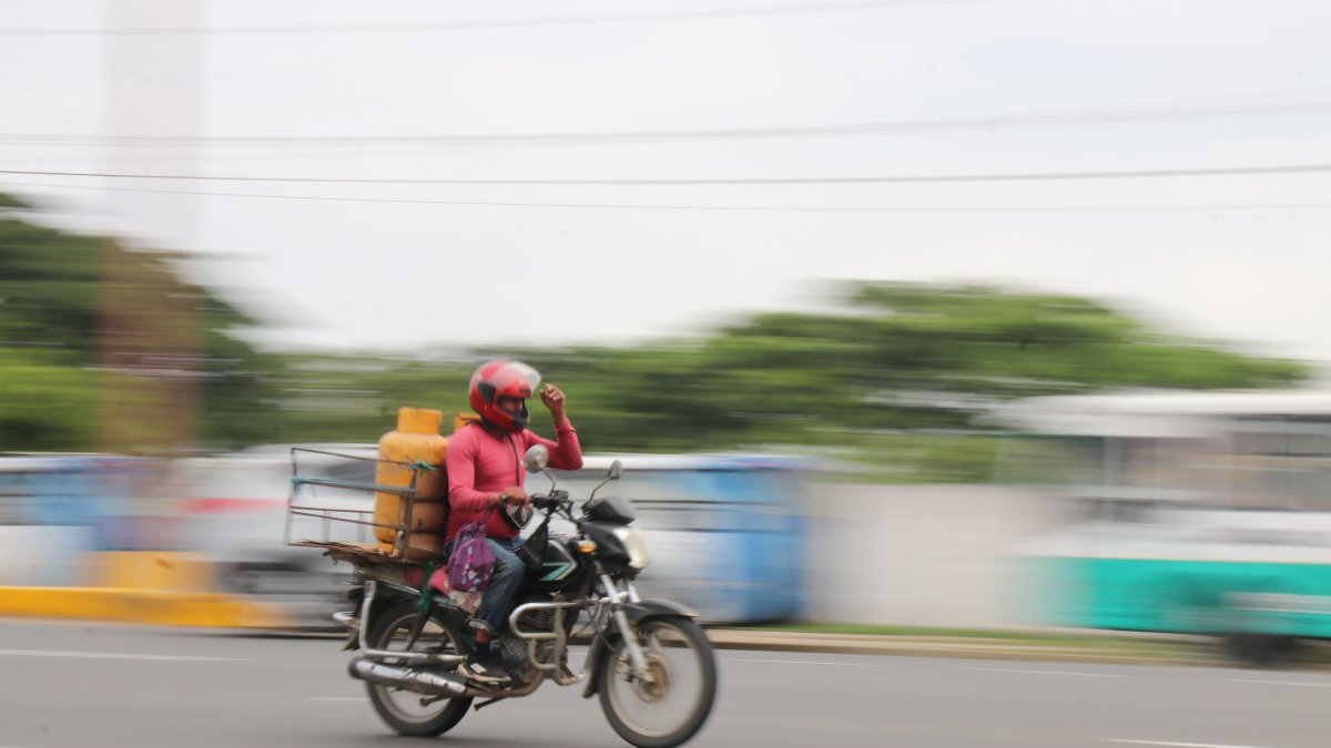 Conductores de autos y motos, de forma constante, circulan a exceso de velocidad en la ciudad.