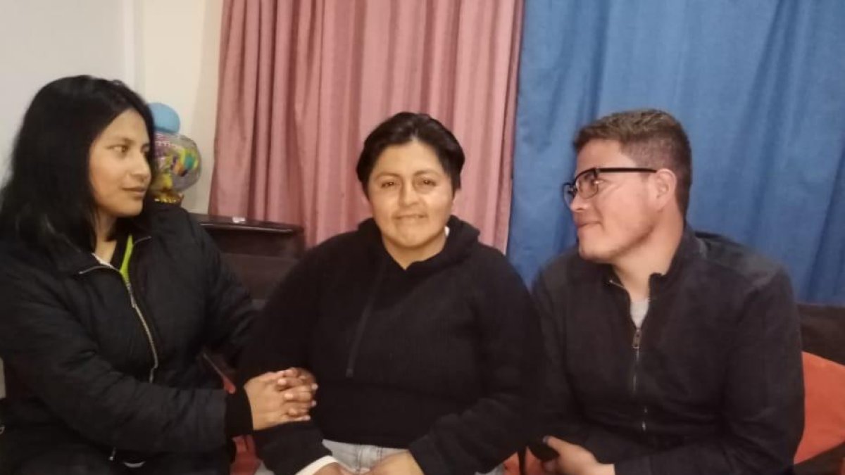 Andrea, María José y Emilio, en una relación poliamorosa. Viven en Quito.