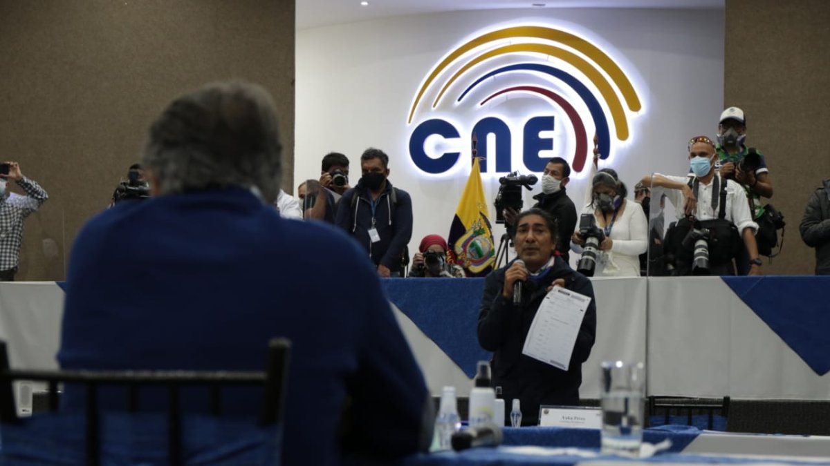 Pruebas. Yaku Pérez mostró ayer algunas actas con supuestas inconsistencias, especialmente en las Juntas de Guayaquil.