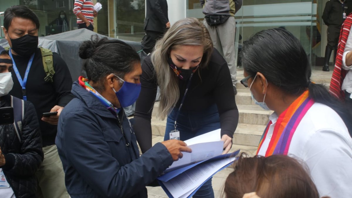 Yaku Pérez ingresó la demanda ante la Corte Constitucional minutos antes de acudir al encuentro con Guillermo Lasso en el CNE.