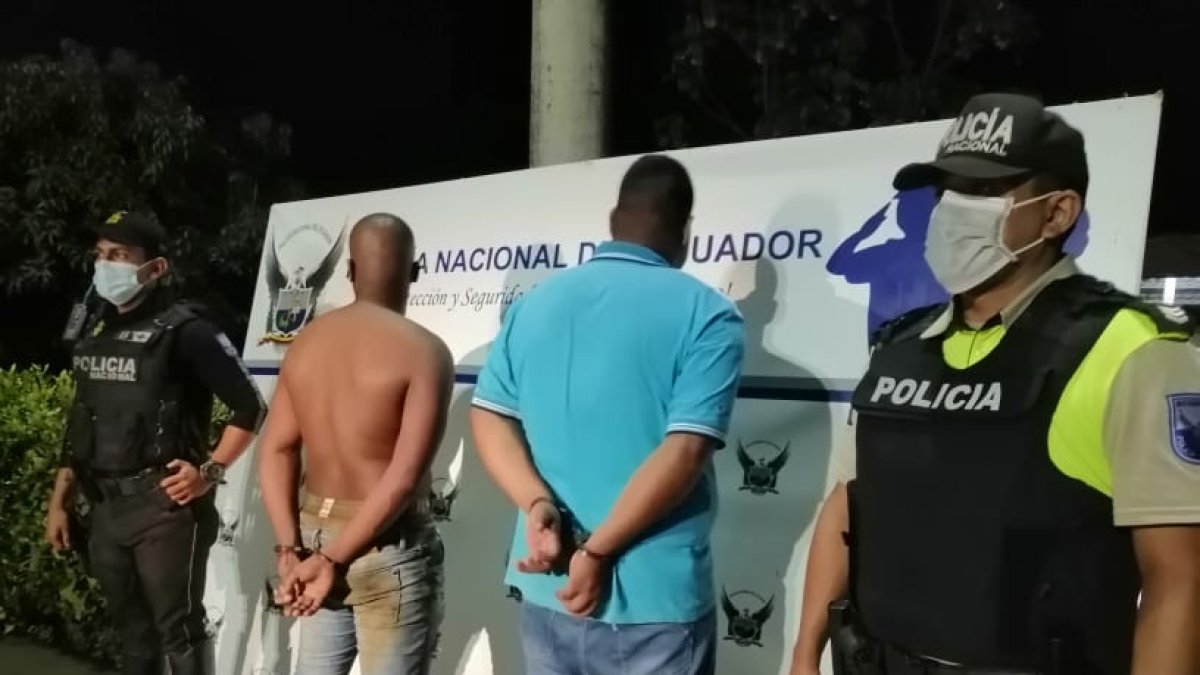 El viernes 12 de febrero, cerca de las 18:00, la policía detuvo a dos sujetos que asaltaban a un chofer de un taxi informal.