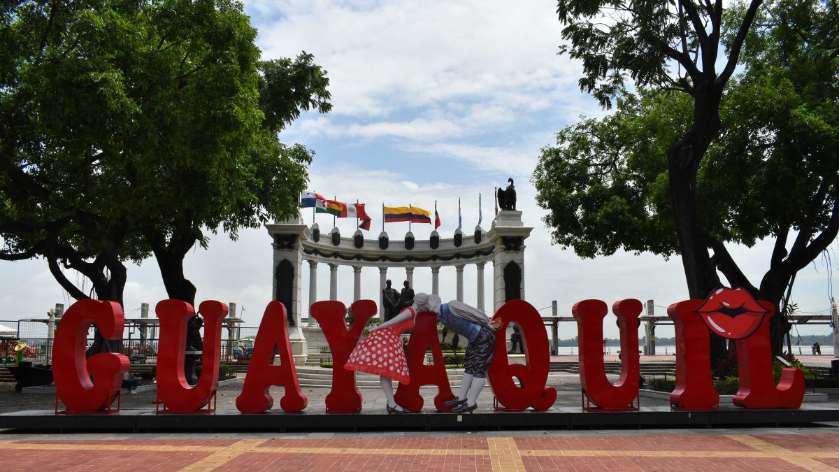 Rotonda. Las letras gigantes están en Malecón y 9 de Octubre.