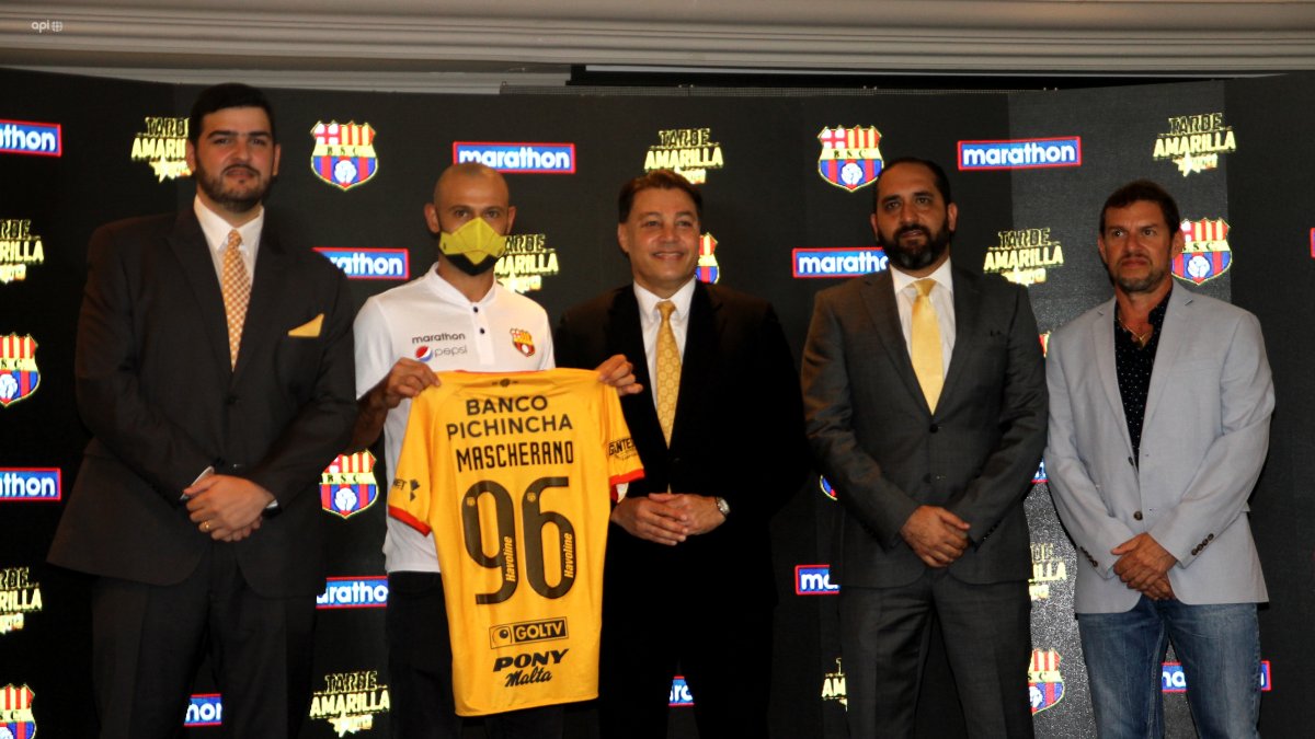Javier Mascherano (de blanco) estuvo en el lanzamiento oficial de la camiseta de Barcelona.