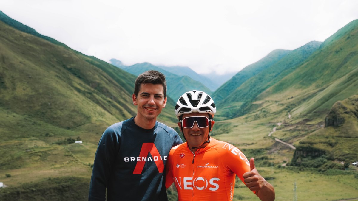 El español Albert Serratacó, además de ayudarle en temas de imagen y comunicación, se ha convertido en un gran apoyo para Richard Carapaz.