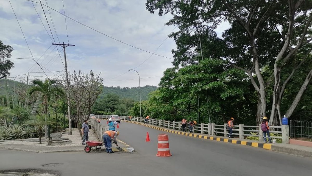 Trabajos. Está cerrado el puente de Urdesa, por la labor que se hace.
