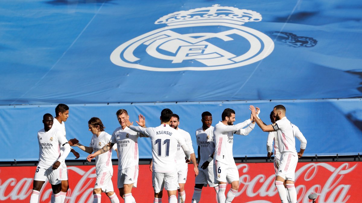 Los jugadores del Real Madrid celebran el gol de Benzema.