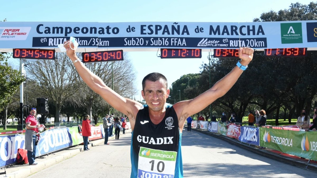 Campeón. Claudio tras cruzar la meta en 4 horas, 47 minutos y 56 segundos. Solo siete marchistas completaron el recorrido.