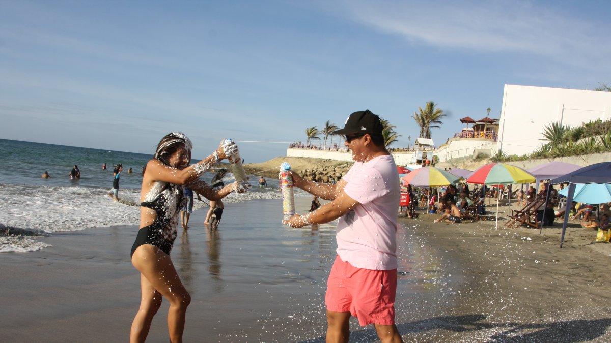 El carnaval se fue las playas de Santa Elena y Manabí.