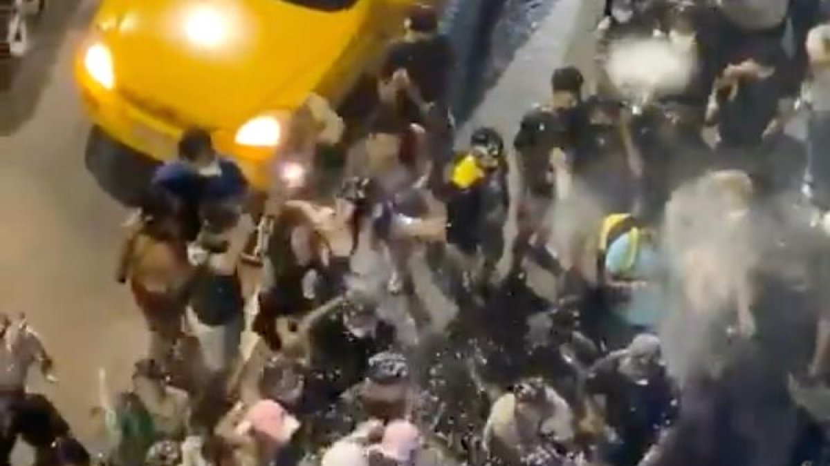 Decenas de personas aglomeradas festejando el Carnaval en Salinas.