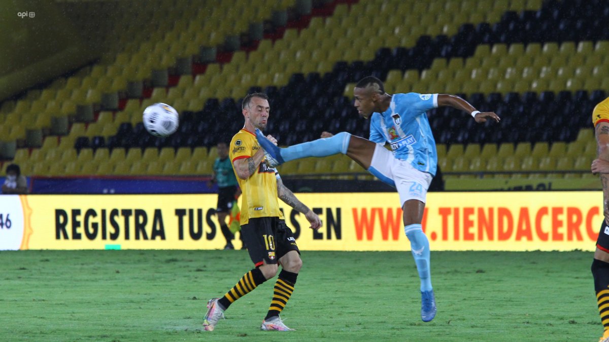 Damián Díaz (i), volante de Barcelona, volvió a mostrar su importancia en la Noche Amarilla para el juego canario.