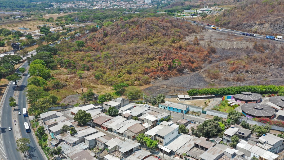 Hay urbanizaciones y entidades educativas alrededor del sitio elegido para la estación de desechos.
