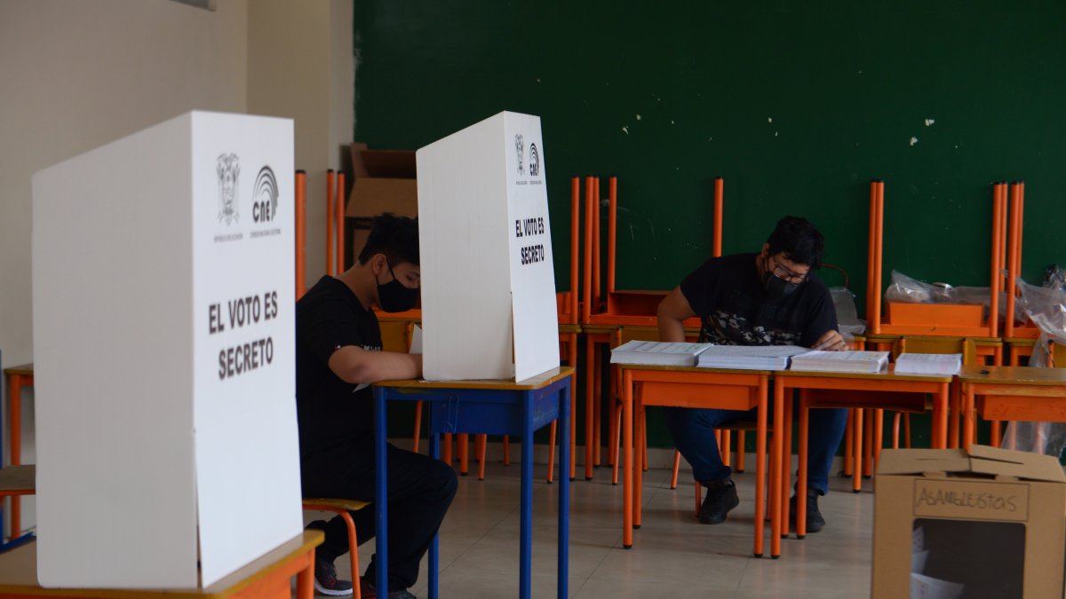 Referencial: Un hombre vota en un centro electoral en Guayaquil.