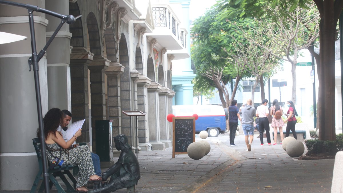 Paseo. En la medida de que han llegado más negocios a la calle Panamá, la zona que permanecía muerta comercialmente empieza a tener vida.