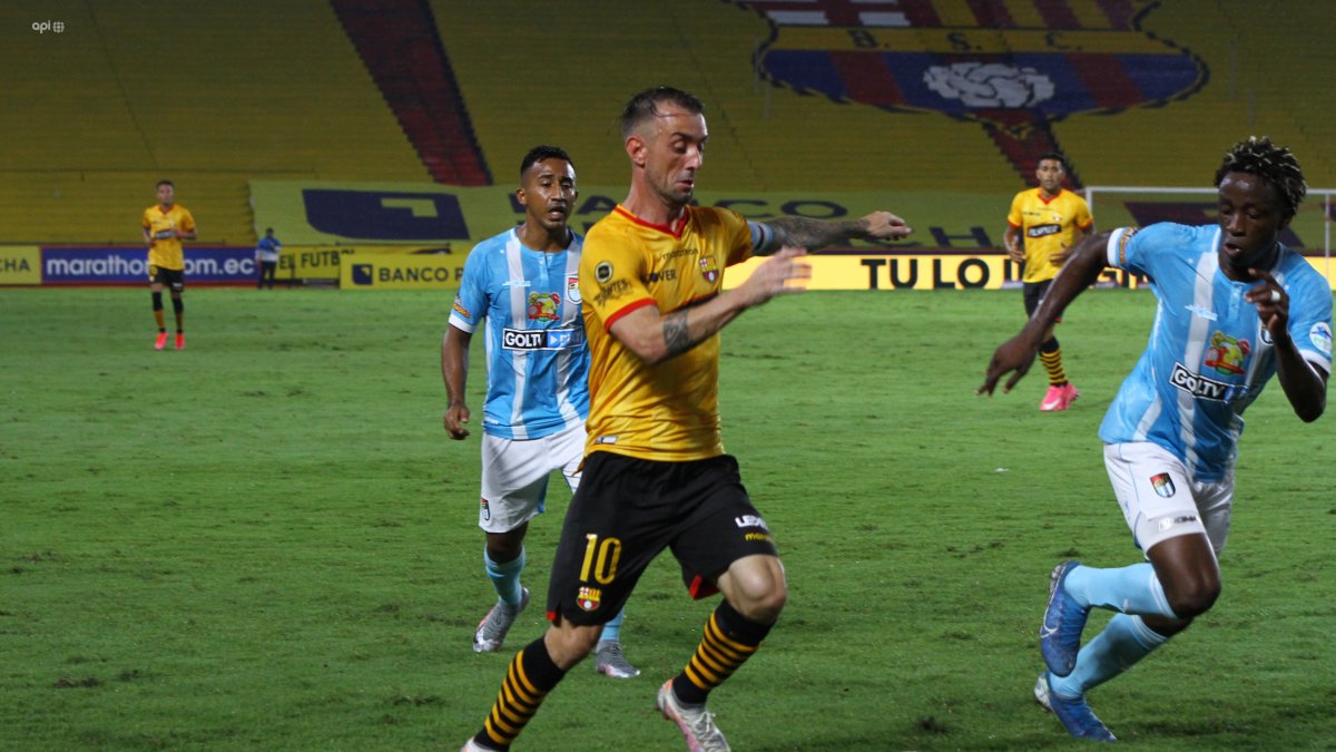 Liderazgo. Damián Díaz (10), experimentado mediocampista de Barcelona, ha recibido la confianza del cuerpo técnico canario para mantenerse como el líder en la zona de gestación.