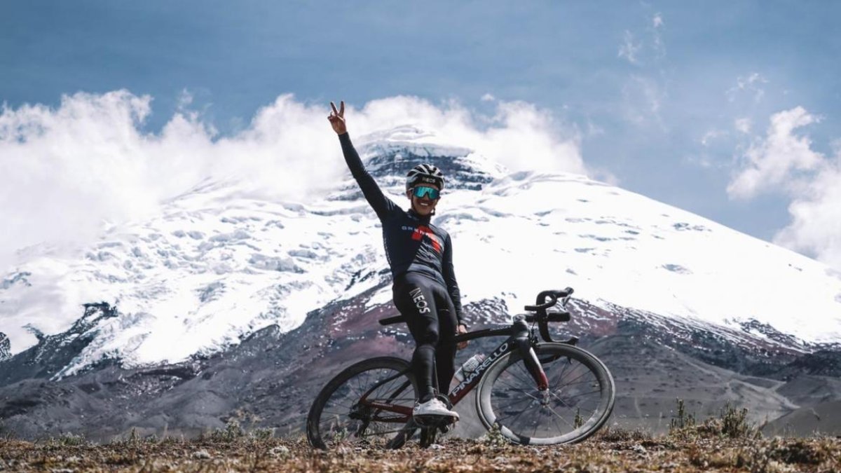 Richard Carapaz, ciclista ecuatoriano del INEOS, entrenó en la ruta al volcán Cotopaxi.
