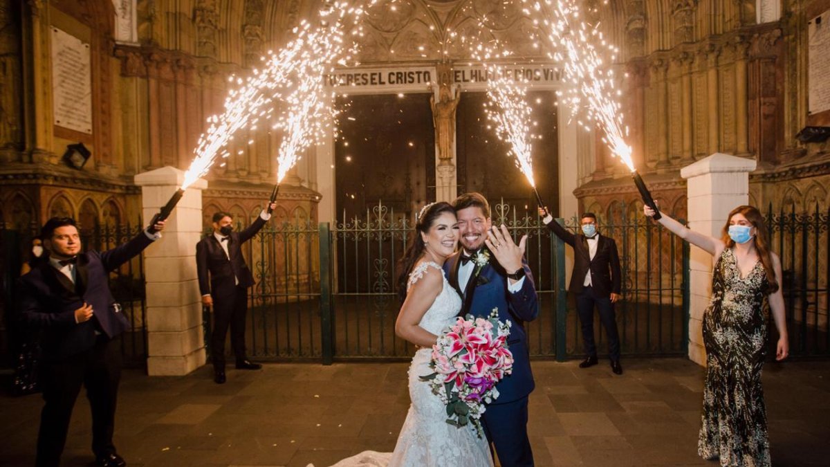 La pareja contrajo matrimonio en la iglesia El Sagrario.
