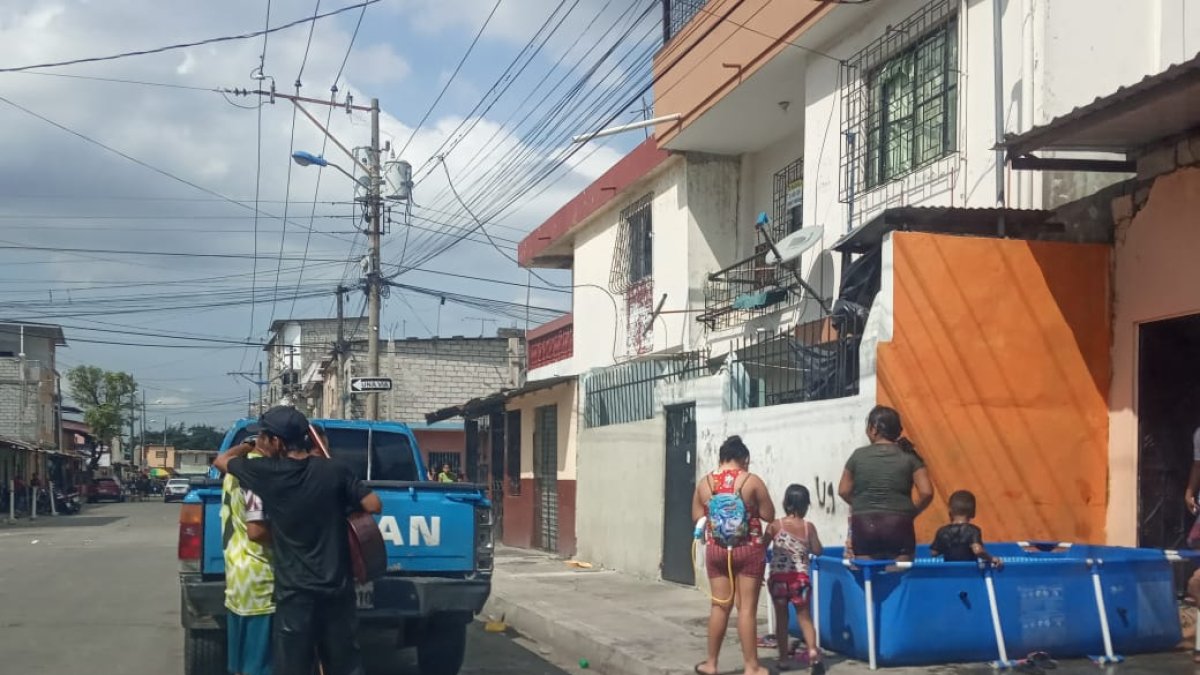 Parte del agua se desperdició en el llenado de las piscinas.
