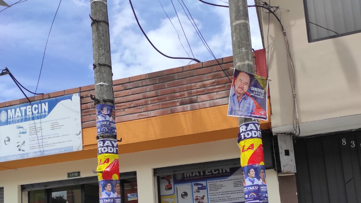 A pesar de las restricciones establecidas en ordenanzas, la publicidad electoral cubrió postes de alumbrado y espacios públicos del cantón Rumiñahui, Pichincha.