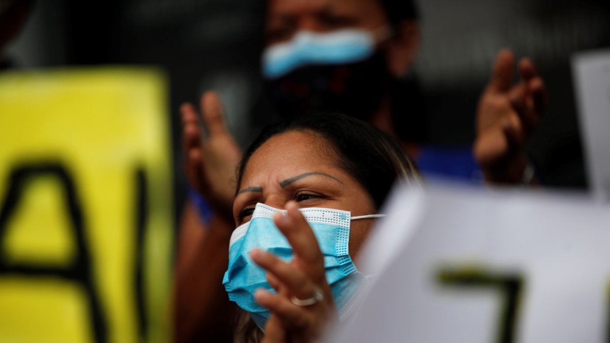 Casi un 40 % de los migrantes y refugiados venezolanos en América Latina y el Caribe fueron desalojados durante la pandemia, lo que incrementó las posibilidades de que vivieran en la indigencia y evidenció las irregulares condiciones en que se encuentran, dijo un estudio internacional presentado este miércoles.