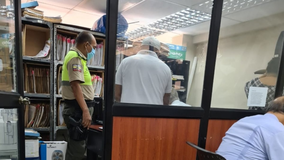 El sospechoso (con gorra) fue detenido en el despacho del fiscal que investiga el caso.