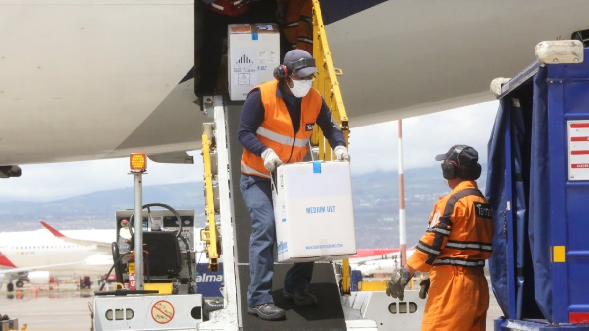 Las vacunas llegaron esta tarde a Quito, según informó el Ministerio de Salud.