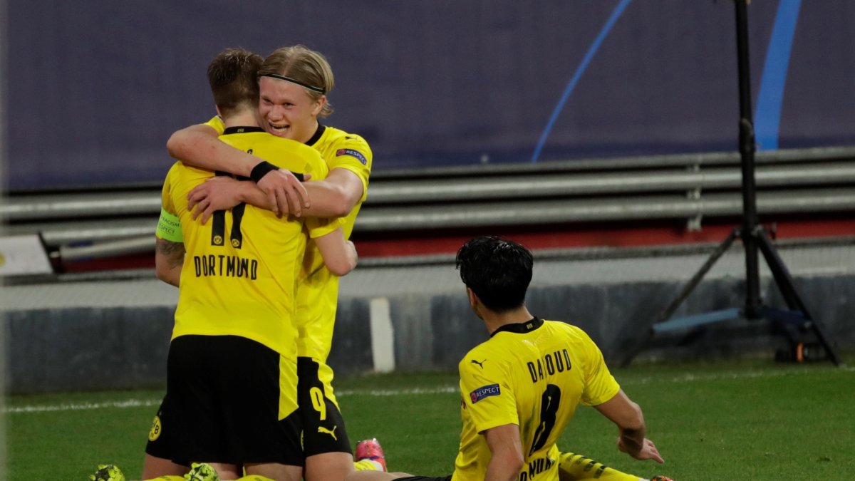 El delantero noruego, Erling Haaland (atrás) marcó un doblete clave para la serie.