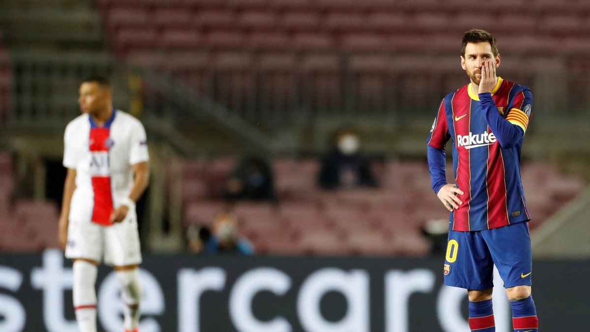 Leo Messi lució desconsolado luego del 1-4 que recibió el Barcelona ante el PSG.