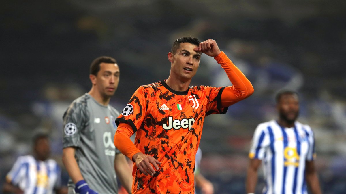 Cristiano Ronaldo reacciona ante un fallo durante el partido por Champions League, en la ida de los octavos de final.