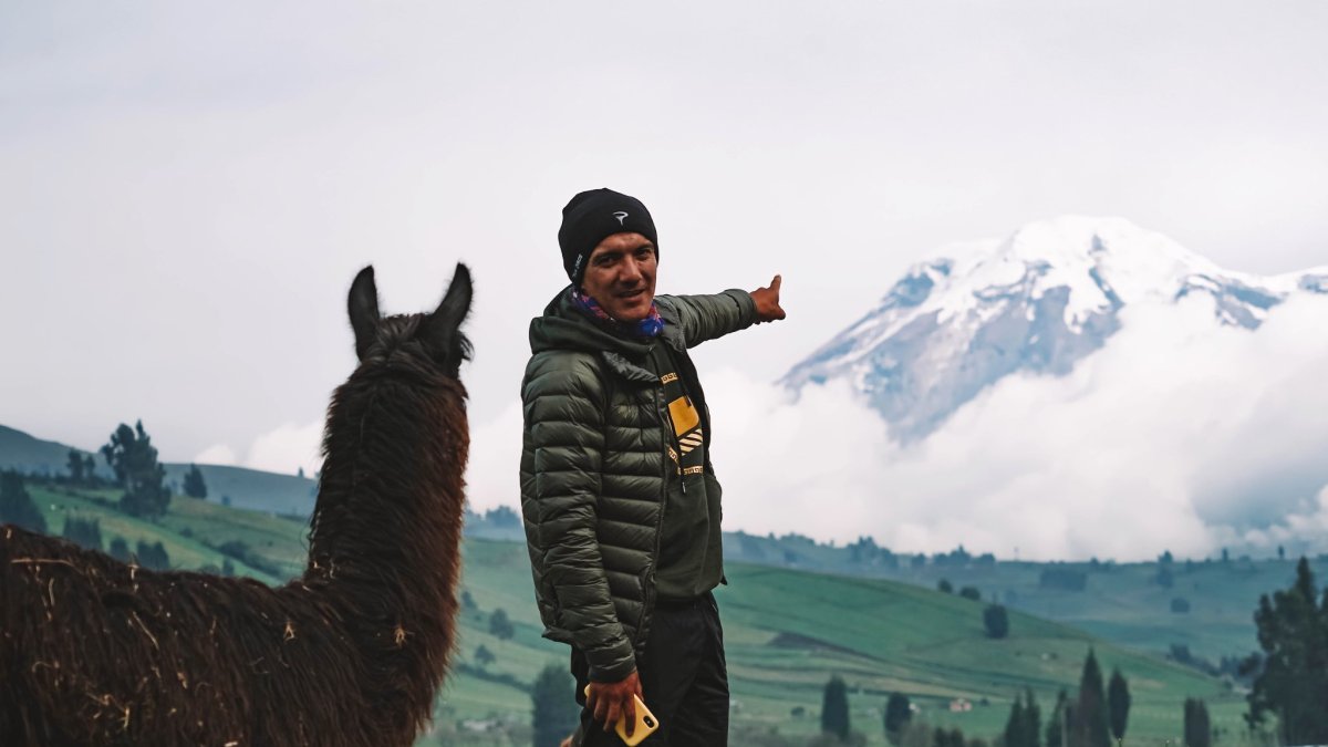 El ciclista ecuatoriano mientras grabó mientras entrenaba en el país. El documental se podrá ver en el canal de YouTube del INEOS.