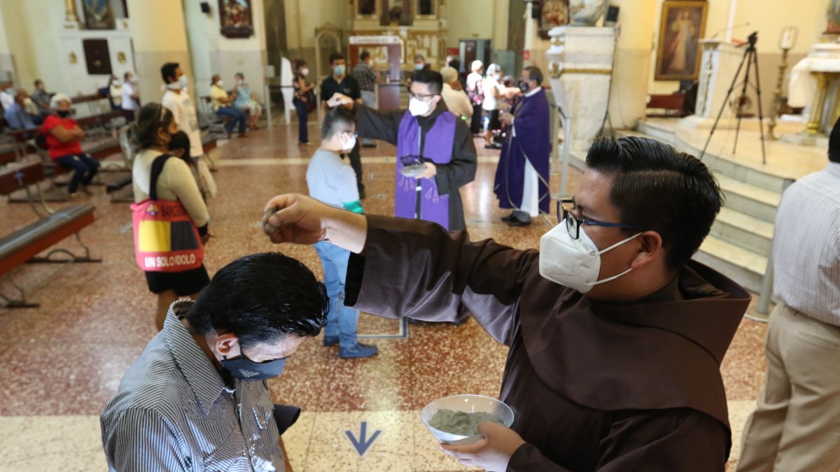 Asistencia. En algunas iglesias de la ciudad hubo hasta tres filas de personas para realizar el acto religioso.