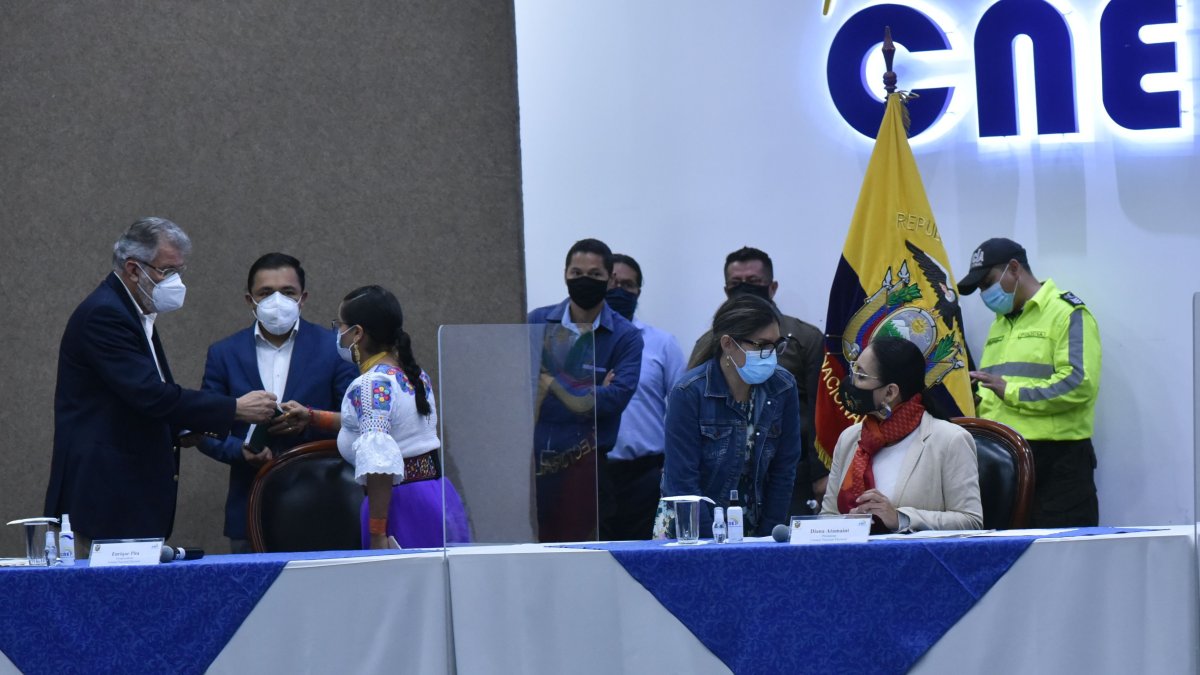 El pleno del CNE sesionó la noche del martes y no alcanzó los votos para aprobar o negar el informe sobre la reclamación de Yaku Pérez.