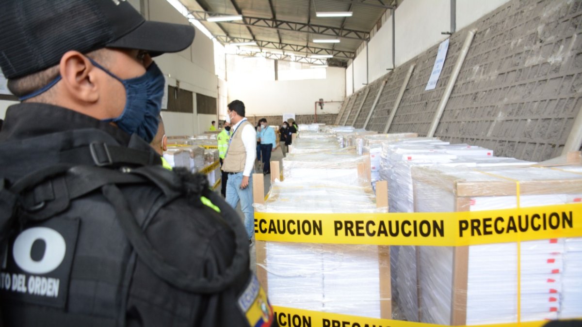 Seis millones de papeletas electorales de la dignidad de binomio presidencial permanecen bajo custodia de la Policía Nacional y las Fuerzas Armadas.