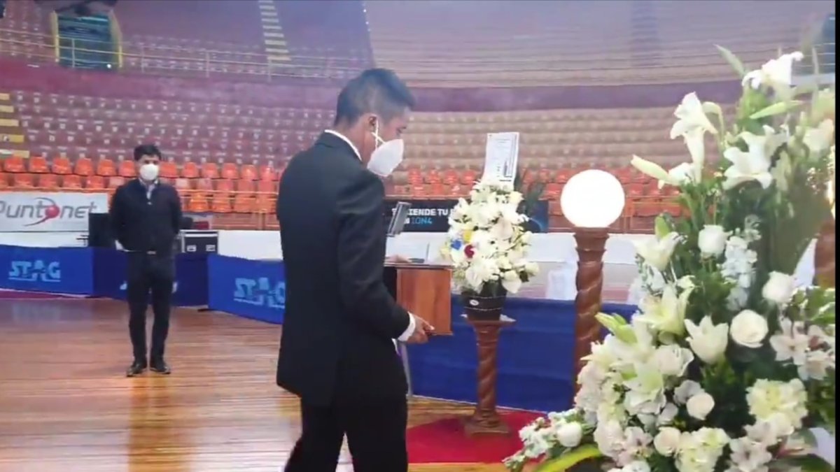 Despedida. Este miércoles 17 de febrero, Andrés llevaba la urna con las cenizas de su padre en el Coliseo de Deportes Jefferson Pérez, donde se levantó una capilla ardiente y está siendo velado.