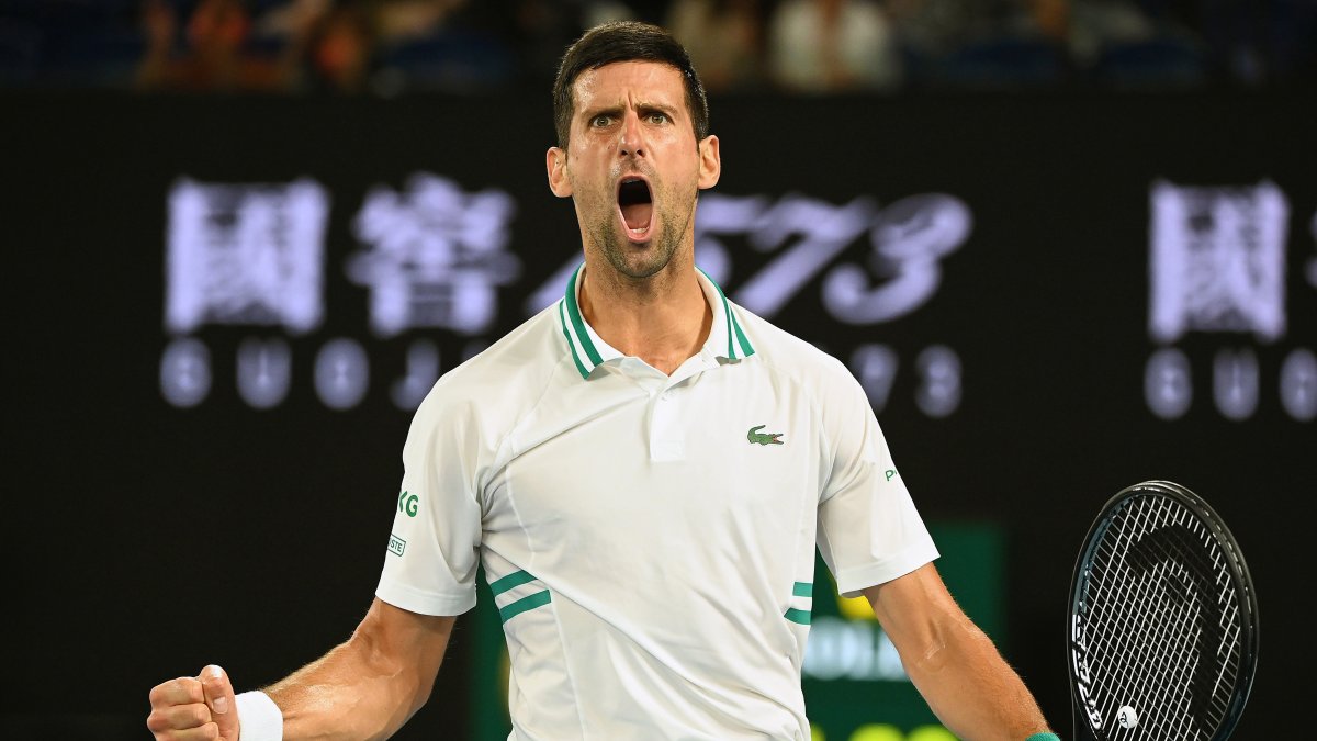 Novak Djokovic celebra un punto durante la semifinal del Abierto de Australia.