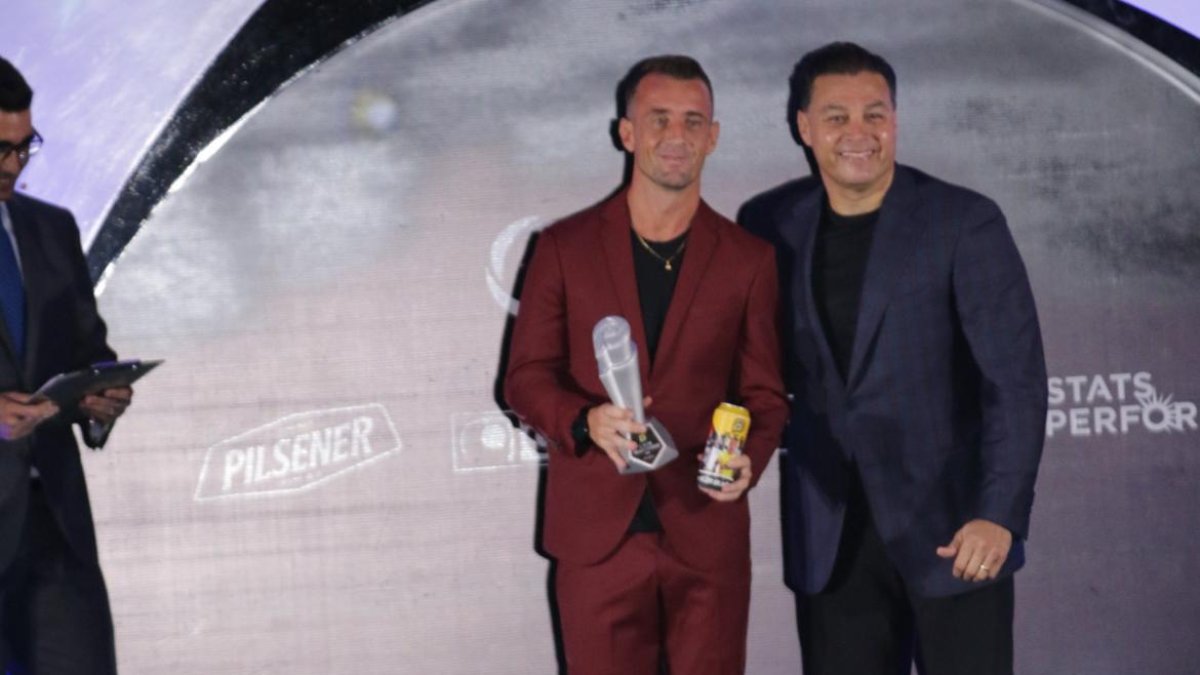 Damián Díaz, elegido Mejor Jugador de la LigaPro 2020, junto a Carlos Alfaro Moreno, presidente de Barcelona.