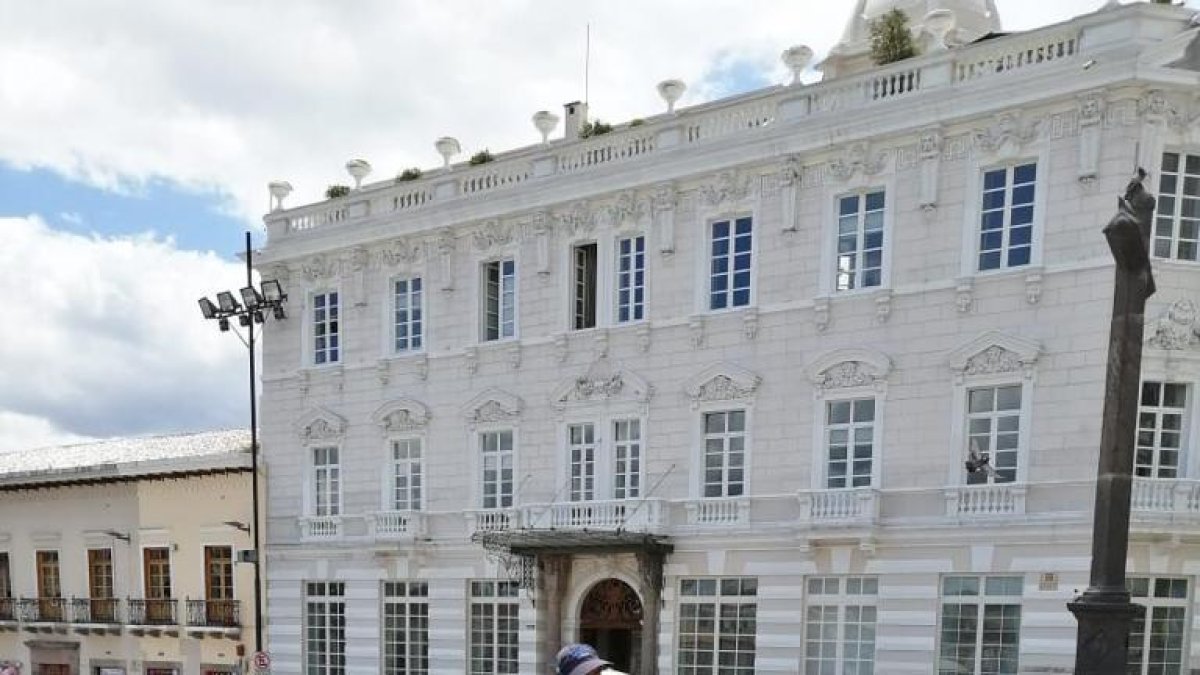 En Quito se deben realizar hidrolavados en las calles.