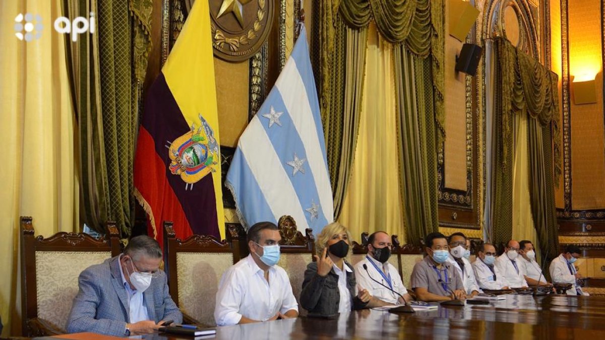 La alcaldesa Viteri junto a dirigentes de gremios productivos y de la salud de Guayaquil.