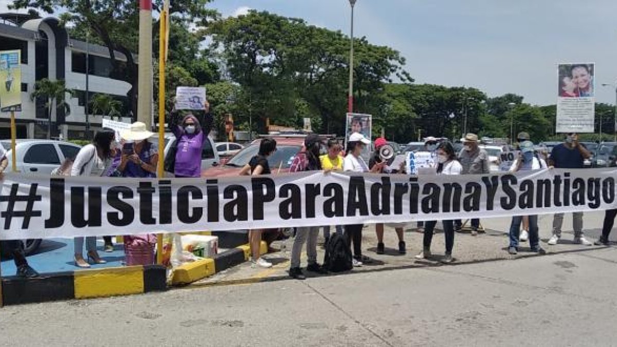Familiares de Adriana y Santiago realizaron un plantón una hora antes de que inicie la audiencia. Exigían justicia.