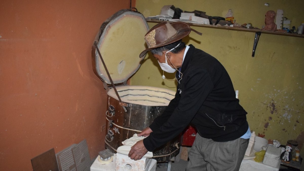 Proceso. El alfarero coloca la materia prima a cocinar. Algunas piezas deben de pasar hasta 10 horas en el horno.