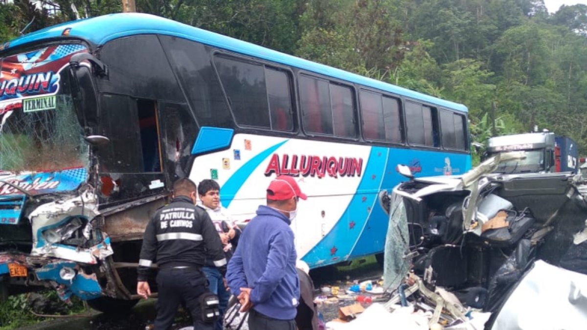 Siniestro. En la vía Alóag - Santo Domingo murieron cuatro personas en un accidente de tránsito.