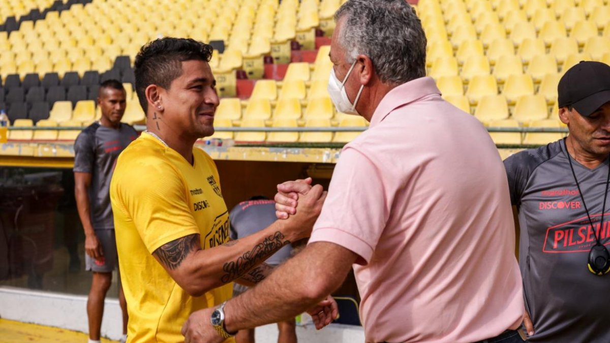 Gustavo Alfaro saluda con Mario Pineida, uno de los posibles convocados a la Tricolor.