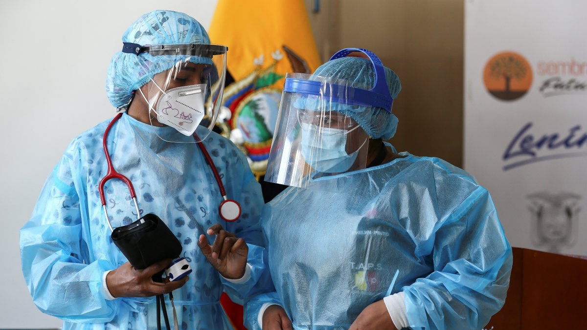 Las cifras del Ministerio de Salud se basan en 959.402 muestras PCR tomadas en Ecuador, habitado por más de 17 millones de personas.