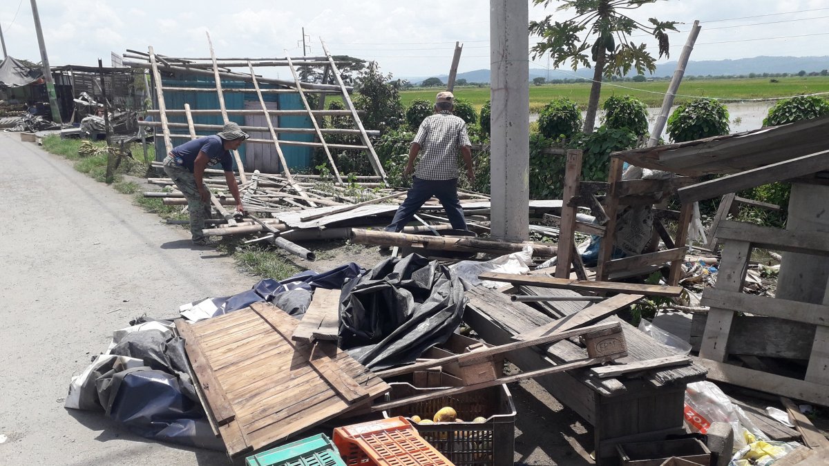 Afectación. Los comerciantes reconstruían ayer sus puestos de frutas.