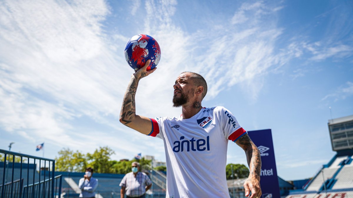 Andrés D'Alessandro jugó en los argentinos River Plate y San Lorenzo , el español Zaragoza, entre otros,