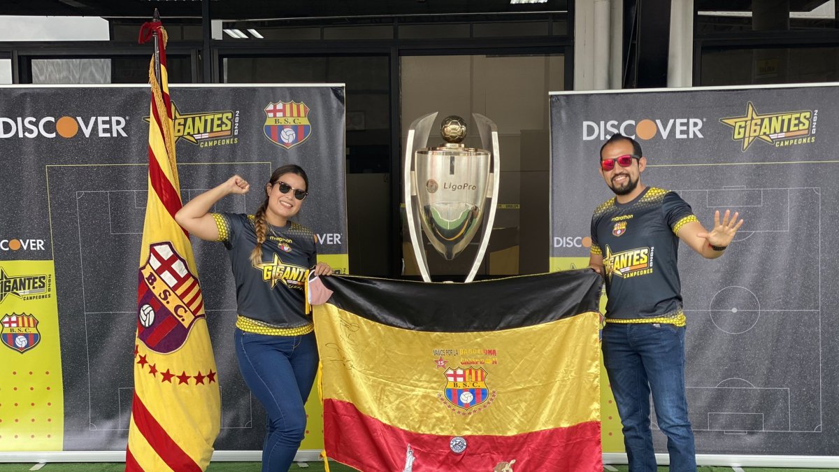 Tomarse la foto con el trofeo de campeón motivó a los barcelonistas a mantenerse como socios.