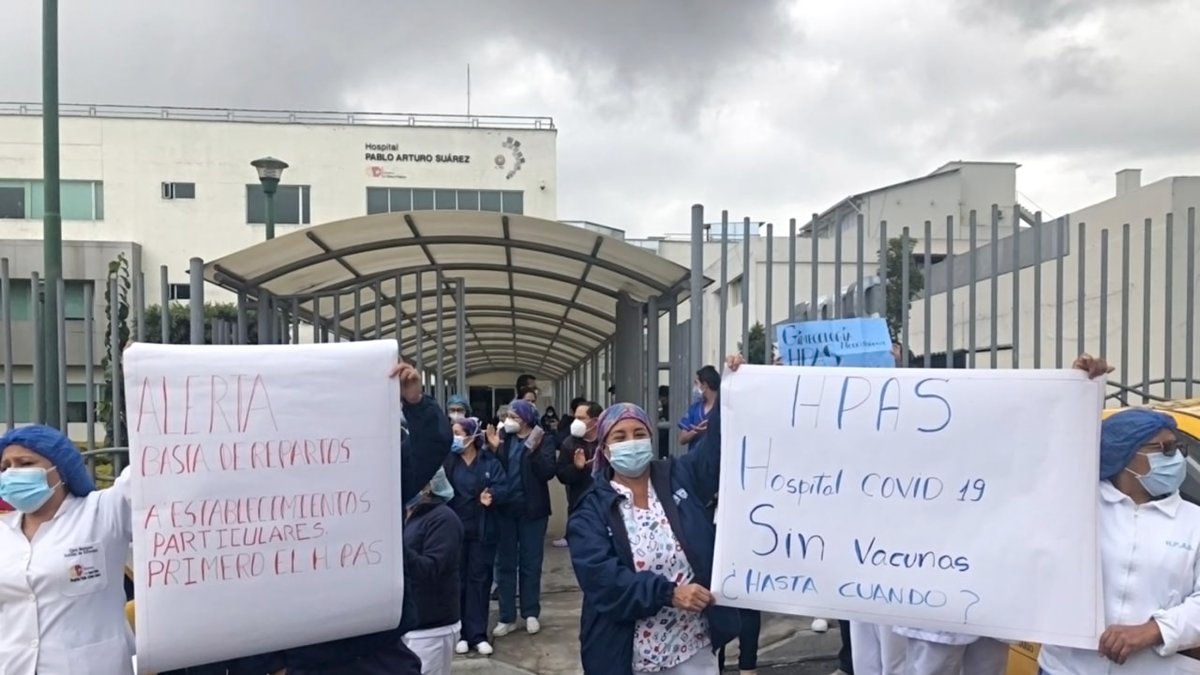 Personal médico del Hospital Pablo Arturo Suárez de Quito protestó por la falta de vacunas para los servidores de ese centro, que es un punto de atención de contagiados.