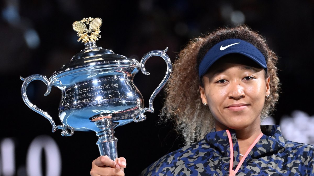 La japonesa Naomi Osaka muestra orgullosa el trofeo del Abierto de Australia
